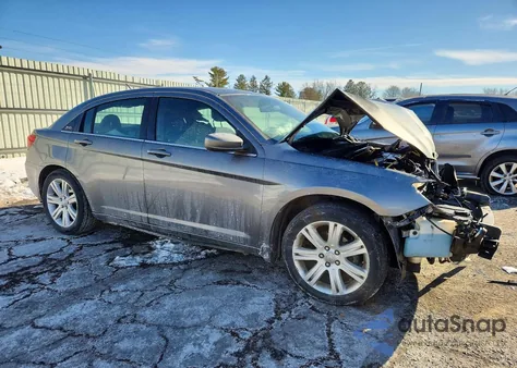2013 Chrysler 200 Lx z USA, uszkodzony, nr VIN 1C3CCBAB2DN761867